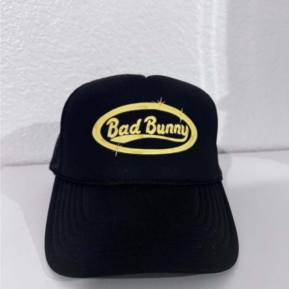 ULTIMO TOUR DE MUNDO BAD BUNNY TRUCKER HAT